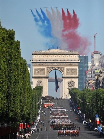 bastille-day-july-14-military-parade-la-patrouille-de-france-above-arc-de-triomphe
